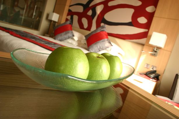 organic-shaped hotel amenities fruit plate Radisson Blu Doha MyGlassStudio