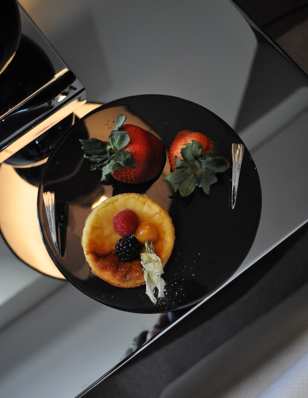 amenity dessert plate Sofitel Abu Dhabi Corniche MyGlassStudio