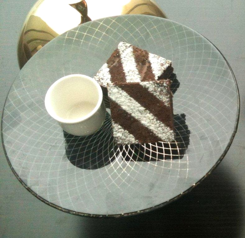 hotel food amenities amenity plate stand black gold St. Regis Shenzhen MyGlassStudio