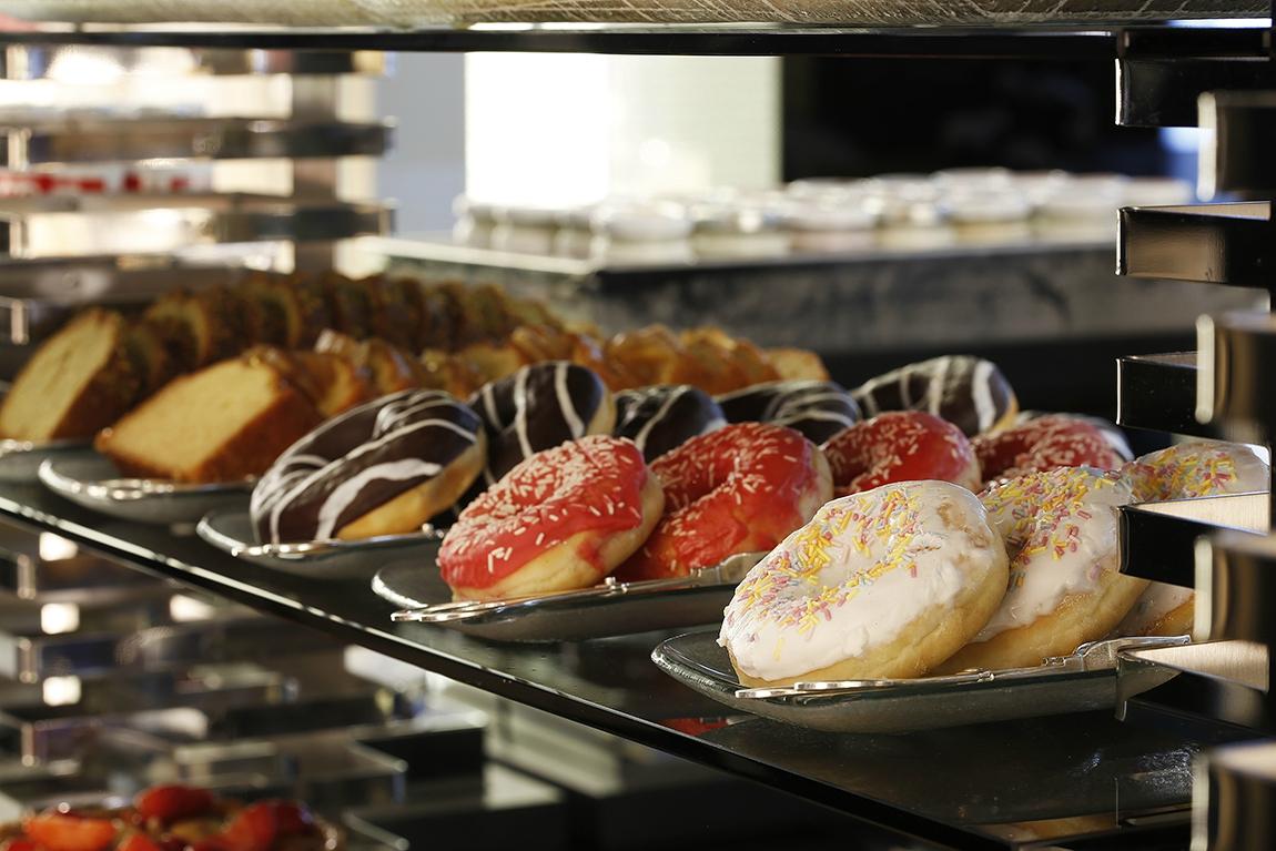 glass tray donuts bar food tableware Terrazza Gallia