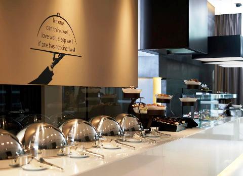 plating for restaurants buffet display Avenue 48 The Met Hotel MyGlassStudio