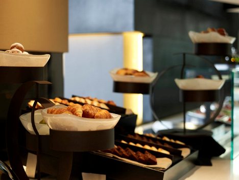 fine dining plating buffet stands glass bowls The Met Hotel Avenue 48 MyGlassStudio