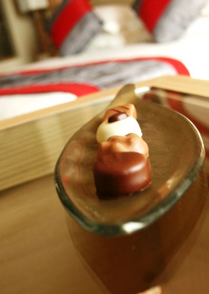 organic form amenity presentation leaf-shape plate chocolate amenity Radisson Blu Doha MyGlassStudio