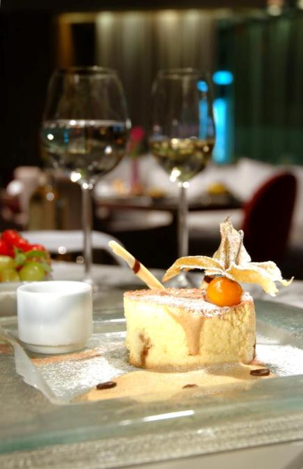contemporary tableware glass dessert plate Hotel Nikopolis MyGlassStudio