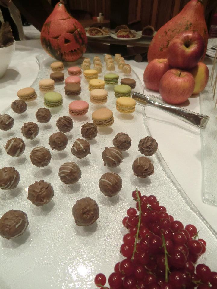dessert platter macarons petit fours Le Petit Palais Jumeirah Frankfurt MyGlassStudio