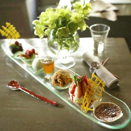 parisian dinnerware dessert platter glass spoon L'Envue Paris MyGlassStudio