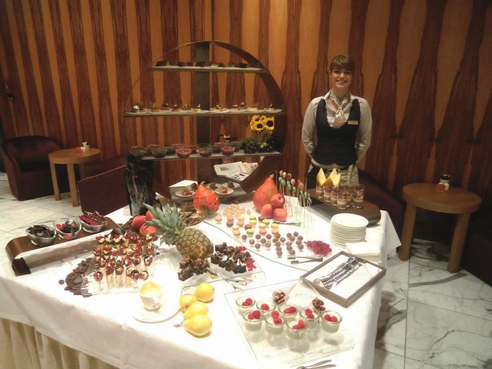 dinnerware designs Le Petit Palais Jumeirah Frankfurt MyGlassStudio