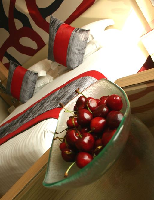 organic-shaped room amenities fruit bowl Radisson Blu Doha MyGlassStudio