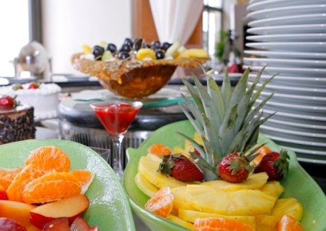 contemporary tableware green buffet bowls Hotel Nikopolis MyGlassStudio