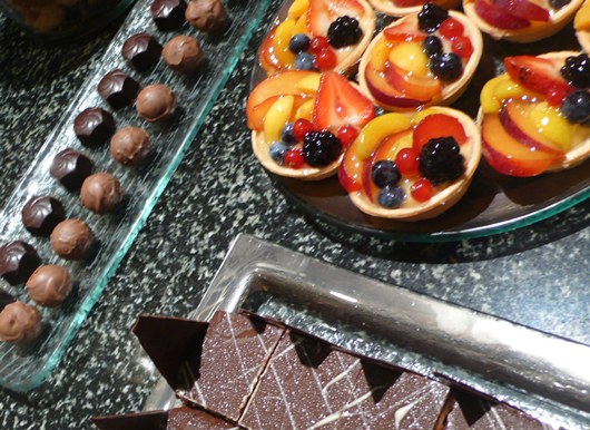 buffet service dinnerware dessert trays Grand Hyatt Muscat MyGlassStudio
