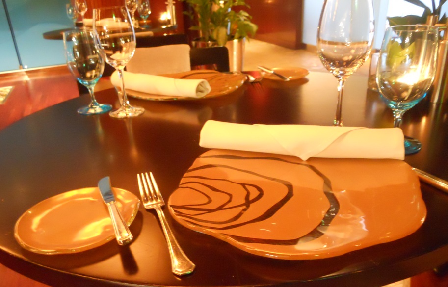 charger plate sets show plates Spectrum On One Fairmont Dubai MyGlassStudio