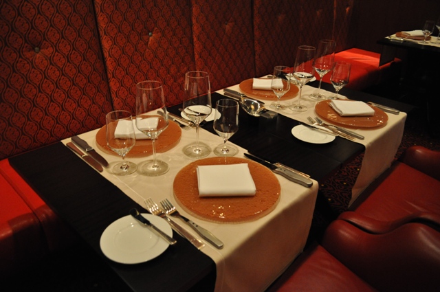 restaurant tabletop New York Steakhouse Renaissance Doha MyGlassStudio