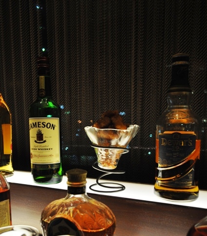 cocktail bar serveware snack bowl stand Glo Cocktail Bar Renaissance Doha MyGlassStudio
