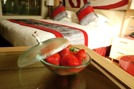 organic-shaped room amenities strawberries small glass bowl Radisson Blu Doha MyGlassStudio