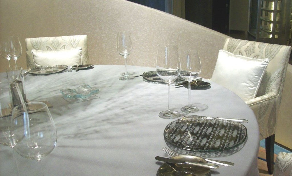 table setting silver cobalt blue plates Belon Banyan Tree Macau MyGlassStudio