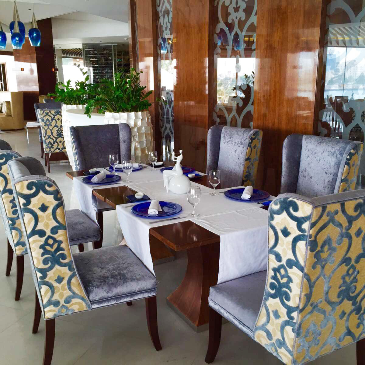 cobalt blue glass plates at Vivaldi Sheraton Dubai Creek MyGlassStudio handpainted batik