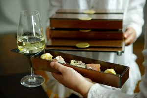 Appetizer plates with wine glass holder - A lunchbox design for receptions